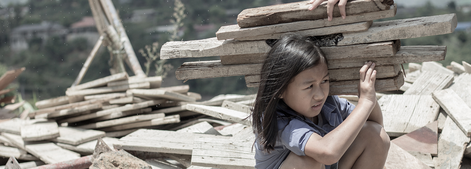 Kinderen worden gedwongen om te werken in de bouw.