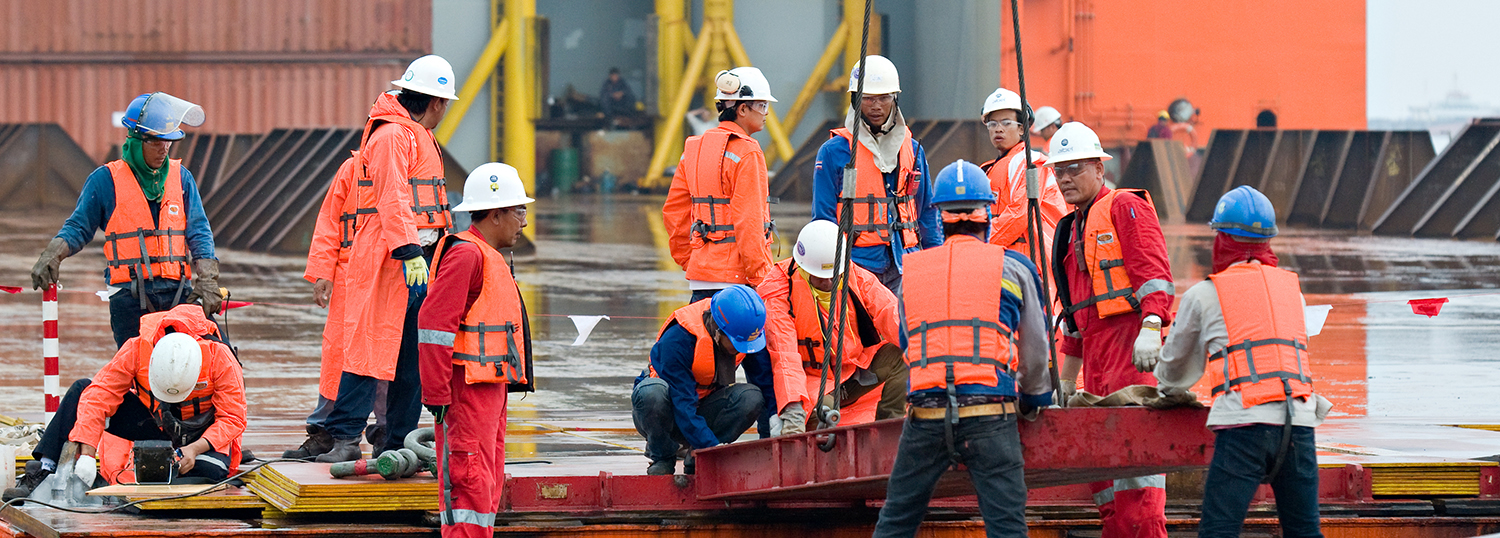 Werknemers die zich voorbereiden op verzending van de 6.000 ton Gudrun-module.