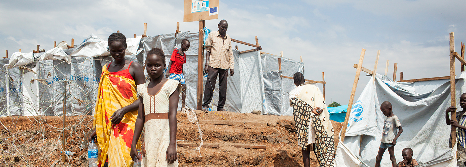 Zuid-Sudanese kinderen lopen rond in een vluchtelingenkamp