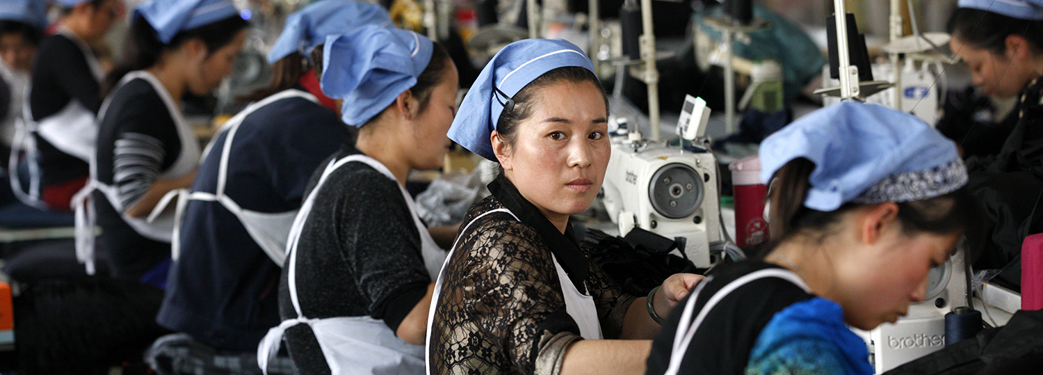 Vrouwelijke arbeidster werkt in een stoffenfabriek in Huaibei die exporteert naar de Europese Unie,